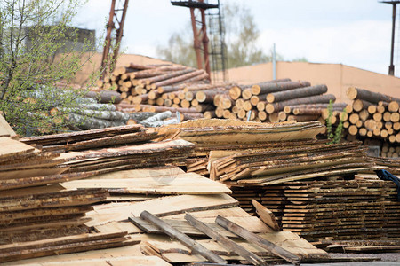 木工厂生产中的木材图片
