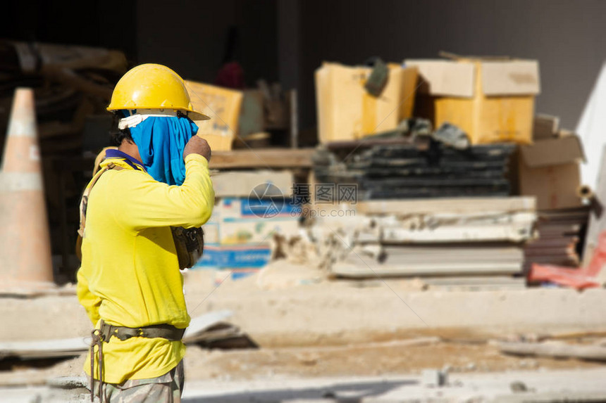 泥工或砖建造者在建筑工地建造水泥砖墙工人们正在建造筑物图片