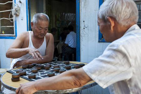 两名男子在邓港市街头玩棋高清图片
