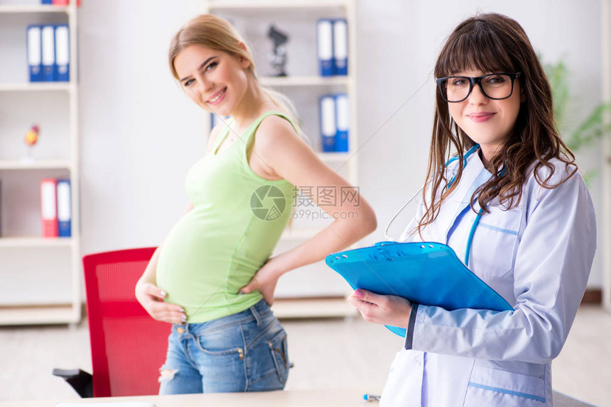 定期检查的孕妇看诊医生对孕妇图片