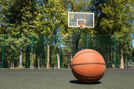 户外球场上的篮球背景是篮球图片