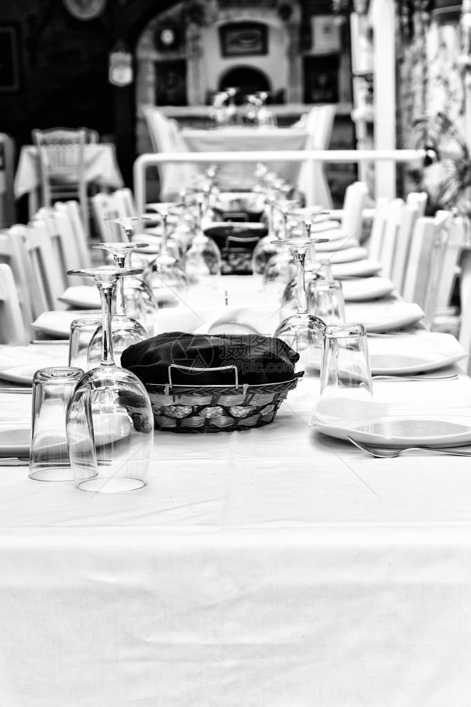 在塞浦路斯优雅餐厅的桌子空如也图片