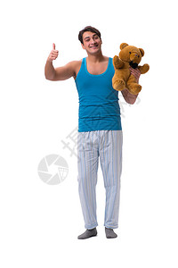 穿着睡衣带着玩具动物的青年男子在白色图片