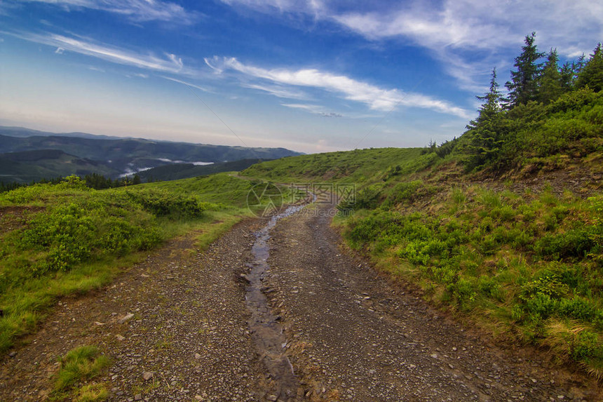 喀尔巴阡山脉的道路乌克兰图片