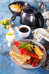 英语早餐炒鸡蛋香肠吐司番茄加热咖啡图片