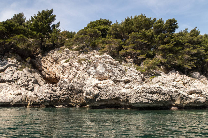 克罗地亚扎顿附近亚得里亚海沿岸海湾的水和岩石海岸线的美丽风景照片图片