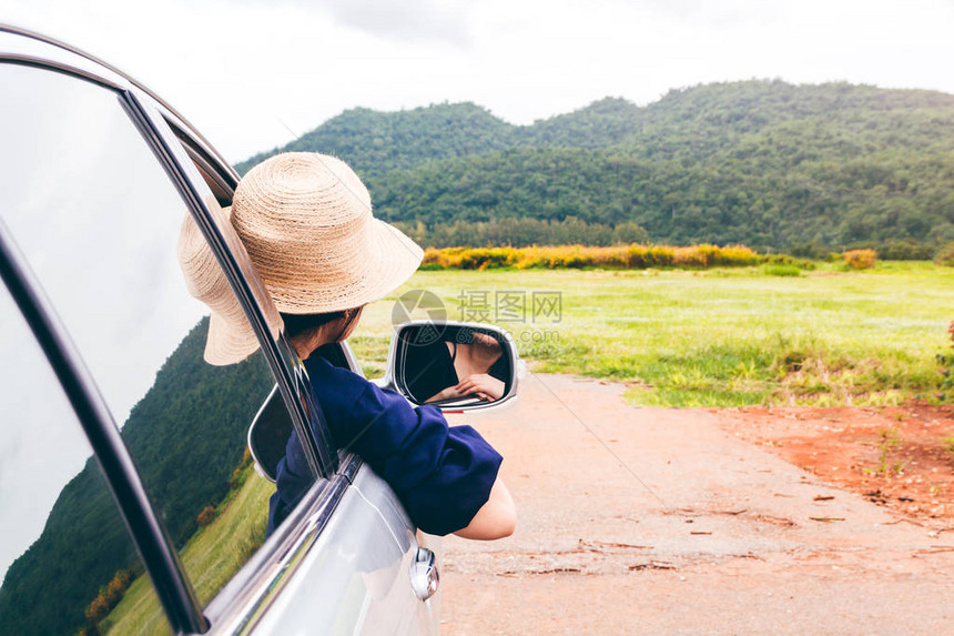 女在有山地背景的汽车图片