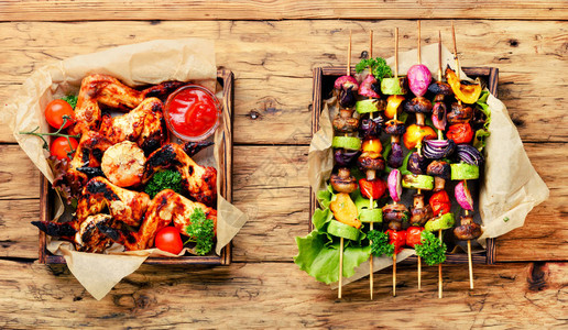 木盘烤鸡翅和烤蔬菜BBQ美式食物背景图片