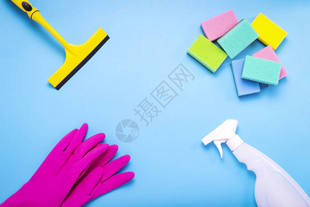 清洁和清洁配件手套喷雾海绵蓝色背景窗户的刮刀清洁服务理念复制空间图片