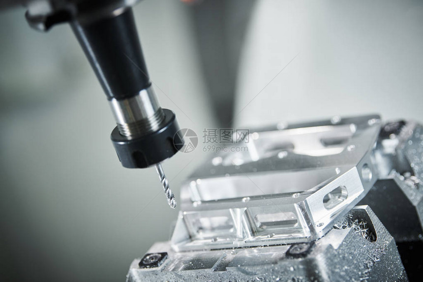 铣削金属加工艺通过在工厂切割端齿立式铣刀对金属细节进行工业图片