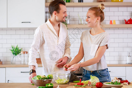 情侣在公寓做菜的图片图片