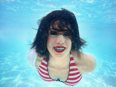 水下美丽的女人肖像背景图片