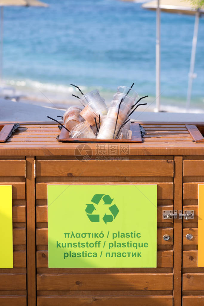 在海面塑料回收图片