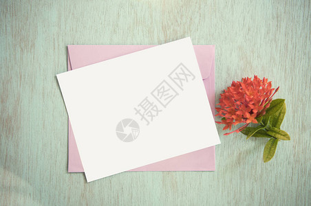 带信封和花的空白贺卡用于模型板图片
