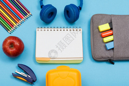 订书机苹果彩色铅笔耳机笔记本午餐盒和袋子铅笔盒图片