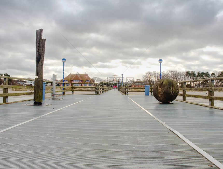 海滨的木制海桥subruecke上的图片