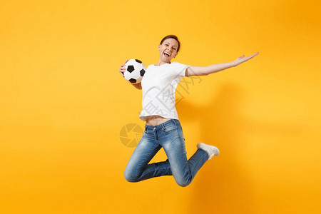 年轻有趣的富有表现力的欧洲女子足球迷在空中跳跃图片