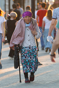 悲伤的老太婆在Bauman街图片