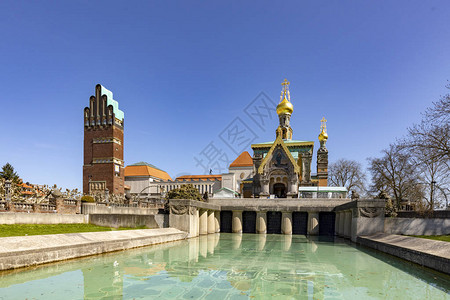 与俄罗斯教堂和婚礼塔的Mathildenhoehe在蓝天图片
