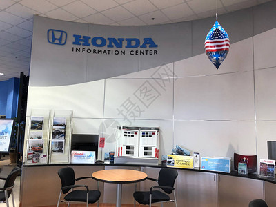 本田经销商汽车供客户购买该经销商位于亚利桑那州吉尔伯特本田汽车有限公司是一家日本上市跨国企业集团图片