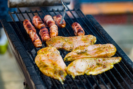 鸡肉和猪肉混合烤炉烤在烧烤场上的香肠为暑期图片