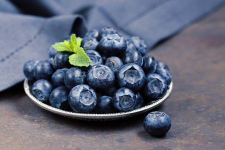 桌上新鲜的有机蓝莓浆果图片