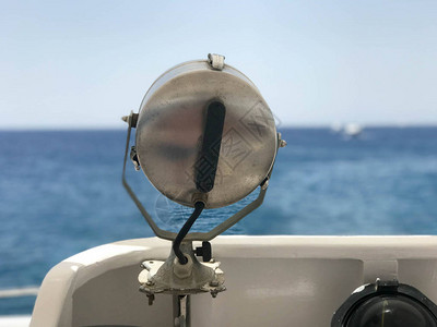 一艘以蓝色盐海美丽的热带景观为背景的船图片