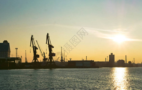 加里宁格勒商业捕鱼港日落时的港图片