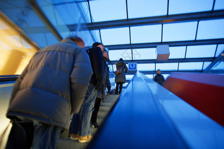 地铁站自动扶梯上的通勤者图片