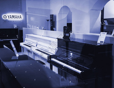 LMusic商店与豪华钢琴店乐器销售独家钢琴和皇家三角钢琴雅图片