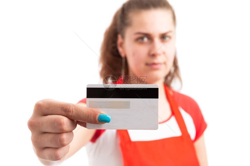 年轻女超市或大卖场员工持有信用卡作为安全电子支付概念图片