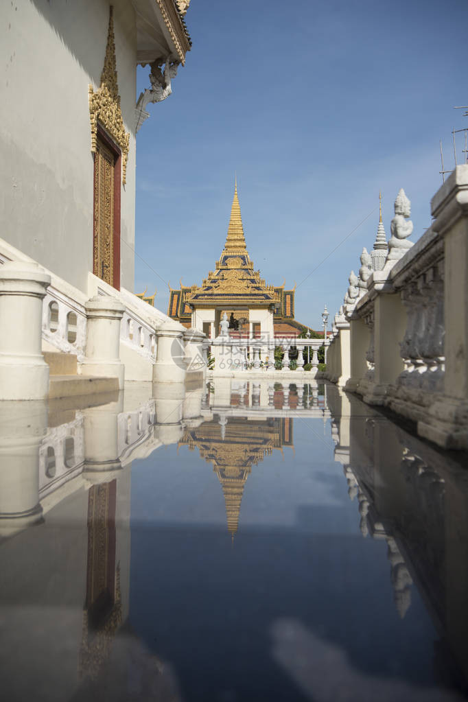 柬埔寨金边皇宫银塔池塘图片