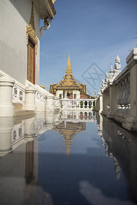 柬埔寨金边皇宫银塔池塘图片