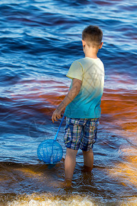 天蓝色素材网小男孩站在渔网上直背景