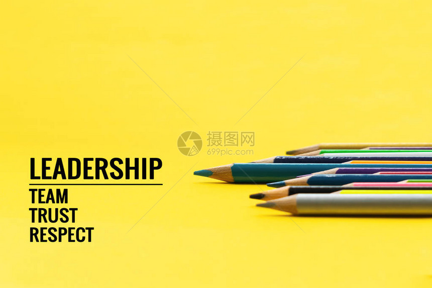 领导经营理念蓝色铅笔在黄色背景上用领导团队信任和尊重一词图片