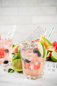 夏季饮料西瓜和蓝莓柠檬鸡尾酒图片