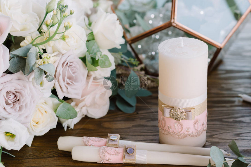 婚礼传统用美丽的蜡烛装饰了婚礼的蜡烛图片