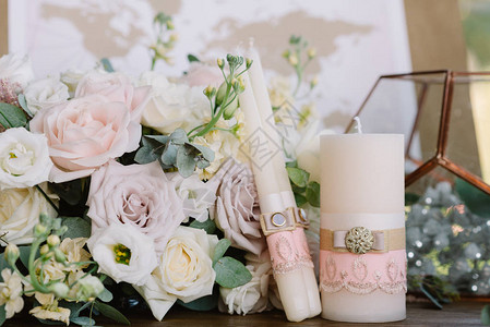 婚礼传统用美丽的蜡烛装饰了婚礼的蜡烛图片