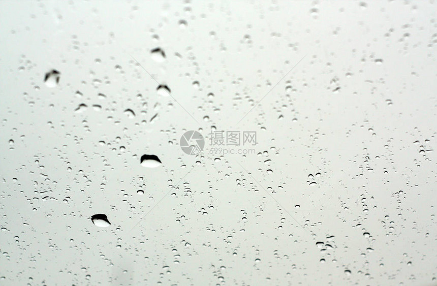 车窗上有雨滴效果模糊摘图片