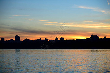 伏尔加格勒市的堤防在日落期间图片