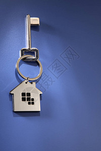 银色房子形状的钥匙和钥匙圈图片