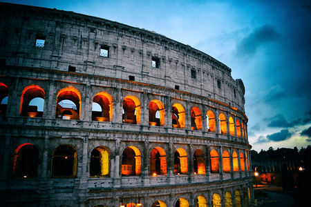 罗马斗兽场在晚上罗马意大利图片