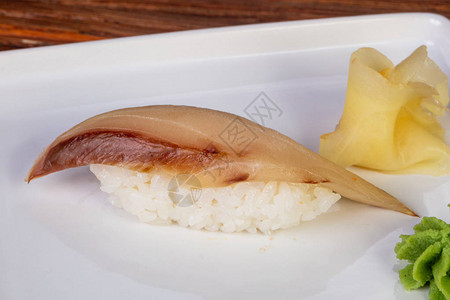 日本冷寿司配鰤鱼图片