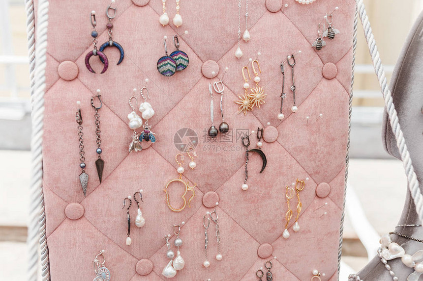 跳蚤市场出售的珠宝复古耳环图片