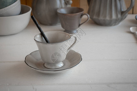 木制背景上的茶具陶瓷厨具图片
