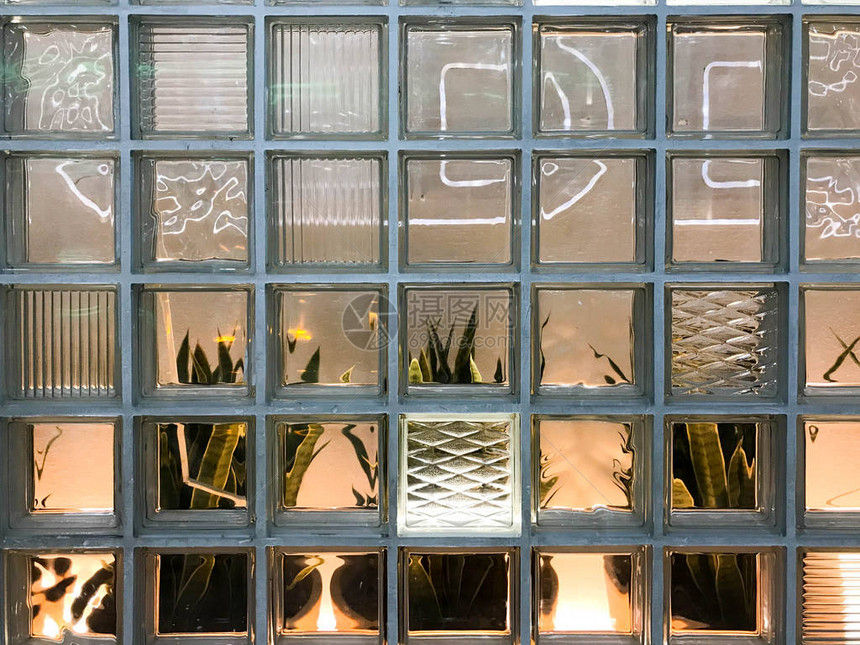 一个美丽的玻璃雕刻发光的透明方形正方形小装饰瓷砖的质地图片
