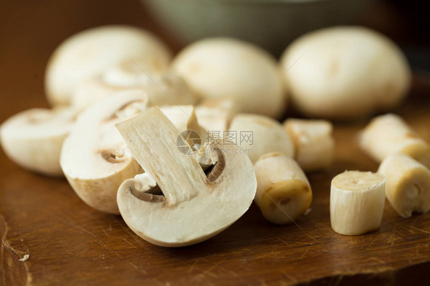 木桌上的香菇选择聚焦图片