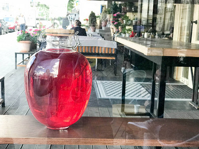 一个带木盖的大红色透明玻璃圆形发光亮罐图片