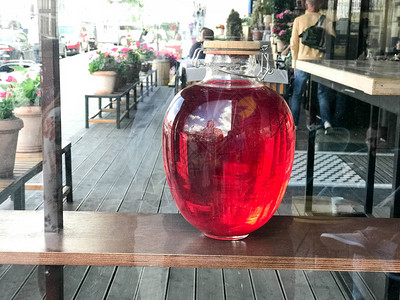 一个带木盖的大红色透明玻璃圆形发光明亮罐头图片