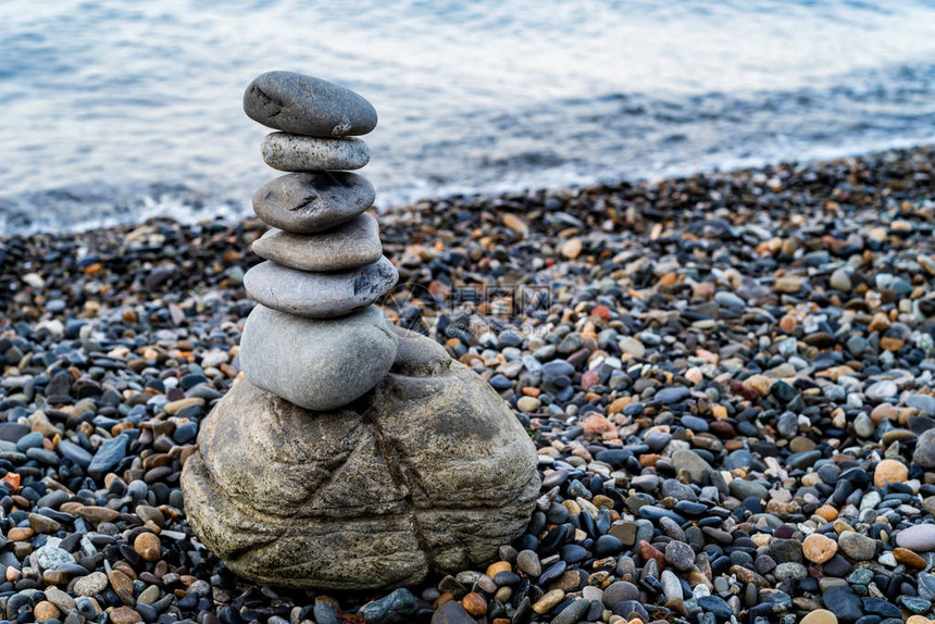 海边的海石或鹅卵石金字塔海景平衡图片